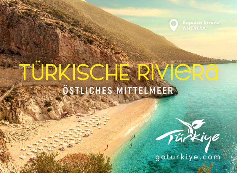 Link zu Angeboten für Reisen an die Türkische Riviera. Im Hintergrund ist der berühmte Kleopatra Strand in der Region Antalya an einem sonnigen Sommertag zu sehen.